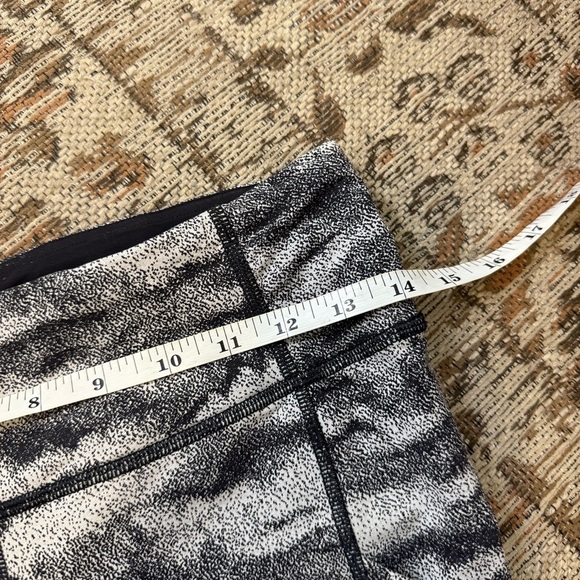 Lululemon Gray Camo Full-Length Leggings Size 6 Black Panel Athletic Yoga - Picture 6 of 7
